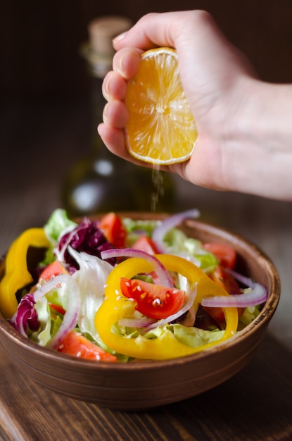 Ensalada fresca con pimiento, tomate y cebolla