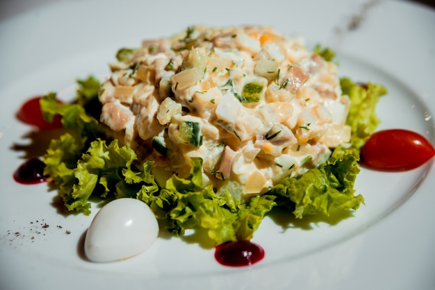 Ensalada fresca en el plato blanco. Restaurante.