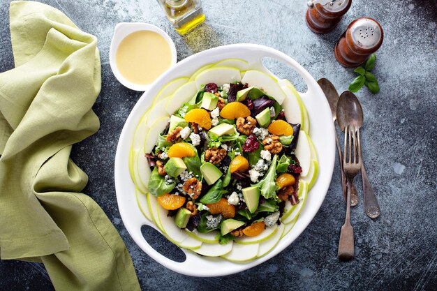 Foto ensalada fresca con queso azul nueces manzanas y mandarinas