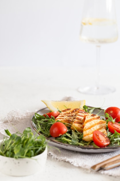 Ensalada fresca con queso halumi a la parrilla, tomates cherry y rúcula