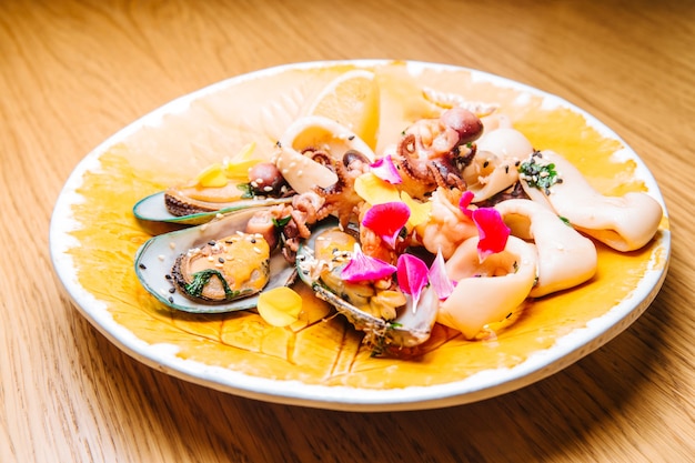 Ensalada fresca y sabrosa con calamares mejillones