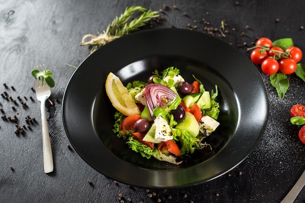 Ensalada fresca y sabrosa con verduras y hierbas