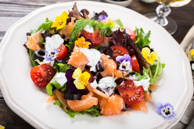 Ensalada fresca con salmón ahumado