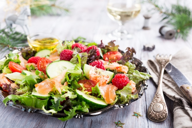 Ensalada fresca con salmón ahumado