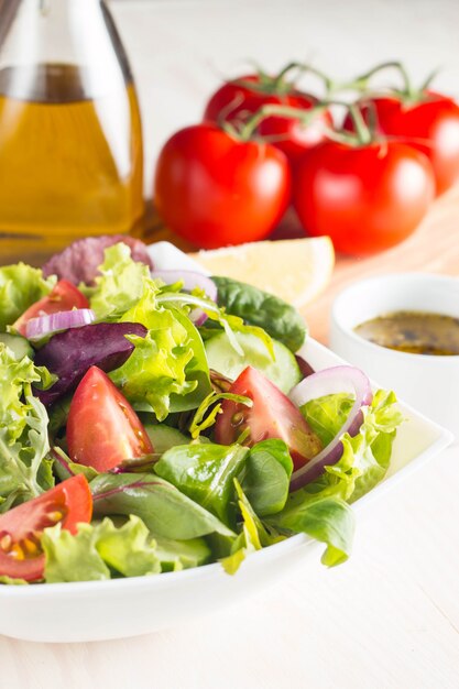 Ensalada fresca y saludable con deliciosas espinacas, queso feta, cebolla roja, pepino y tomate cherry