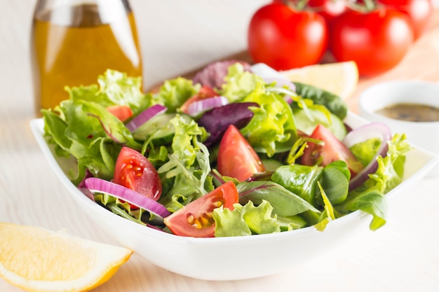 Ensalada fresca y saludable con deliciosas espinacas, queso feta, cebolla roja, pepino y tomate cherry