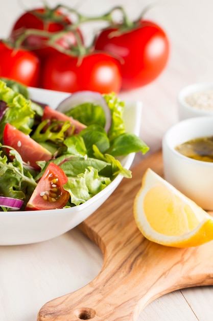 Ensalada fresca y saludable con deliciosas espinacas, queso feta, cebolla roja, pepino y tomate cherry