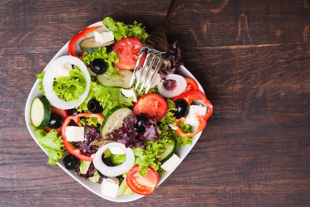 Ensalada fresca y saludable en la mesa de madera