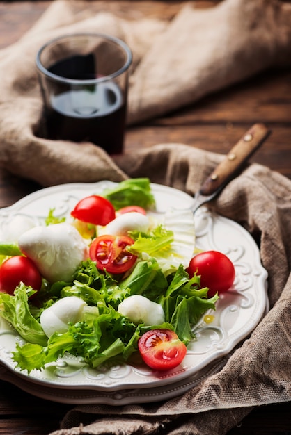 Foto ensalada fresca y saludable con mozzarella y tomate, enfoque selectivo