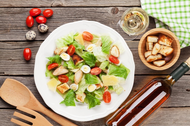 Ensalada fresca y saludable y vino blanco.