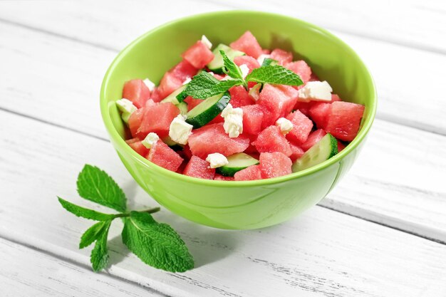 Ensalada fresca con sandía en la mesa