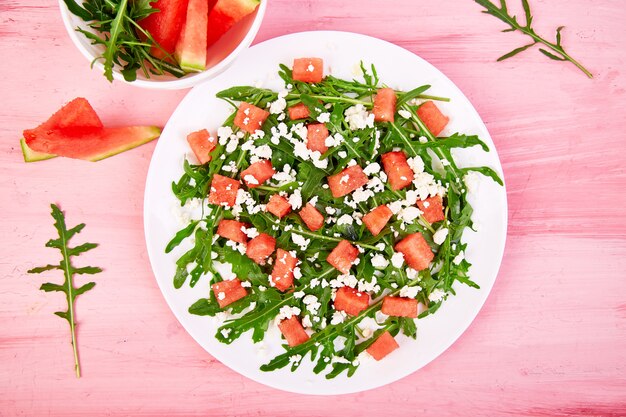 Ensalada fresca de sandía de verano con queso feta y rúcula