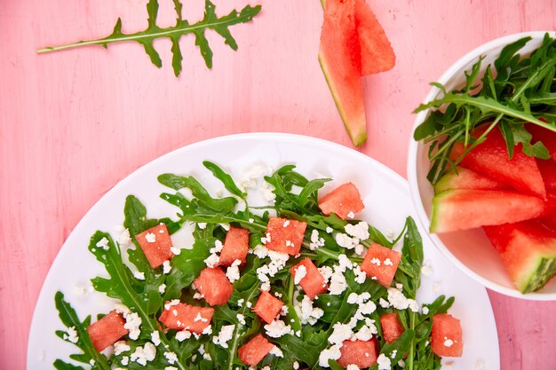 Ensalada fresca de sandía de verano con queso feta y rúcula