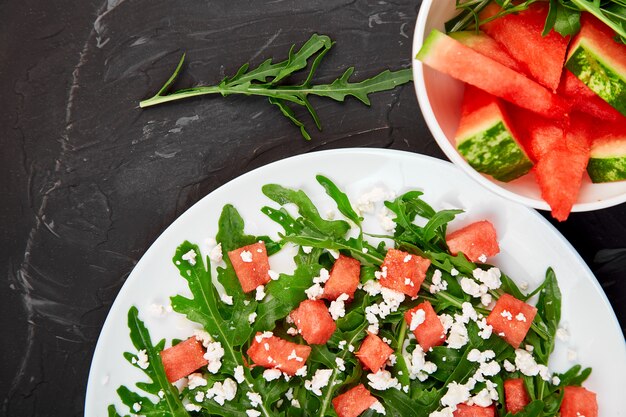 Ensalada fresca de sandía de verano con queso feta y rúcula