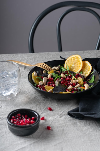 Ensalada fresca con semillas de naranja y granada Vertical