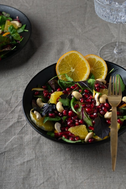 Ensalada fresca con semillas de naranja y granada Vertical