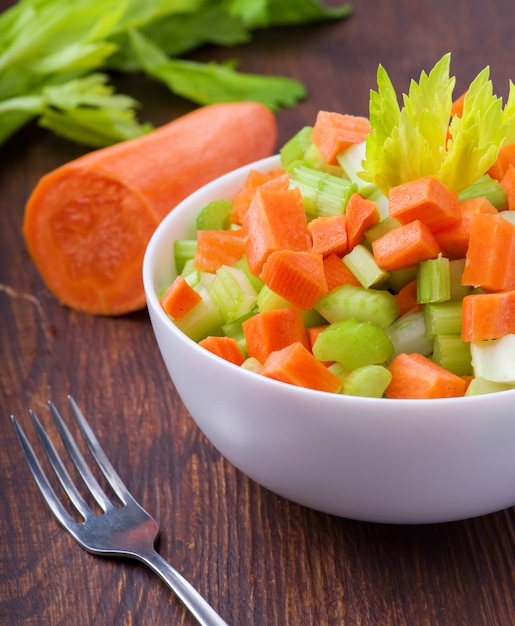 Ensalada fresca de tallos de apio, zanahorias, manzanas y queso