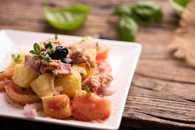 Ensalada fresca en un tazón en la mesa