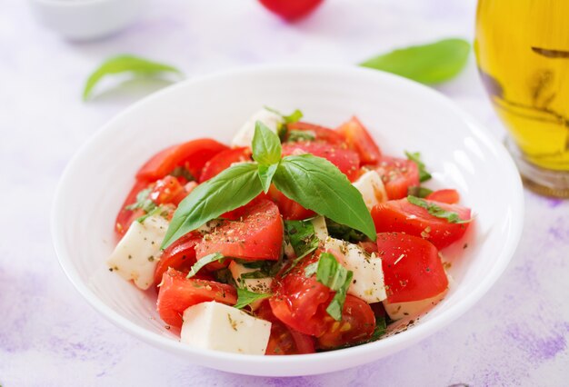 Ensalada fresca con tomate, mozzarella y albahaca