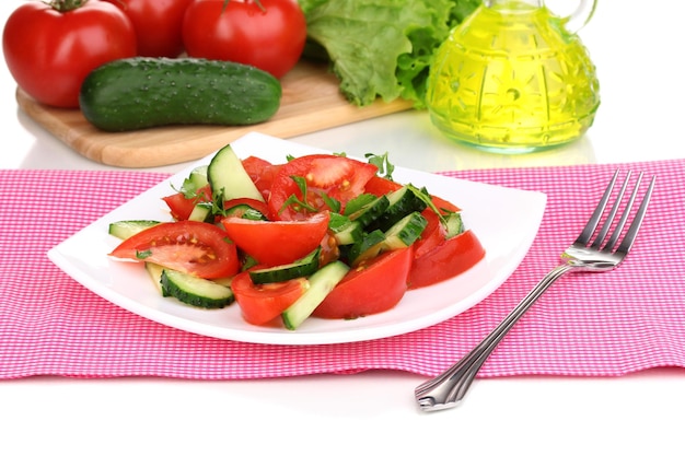 Ensalada fresca con tomates y pepinos