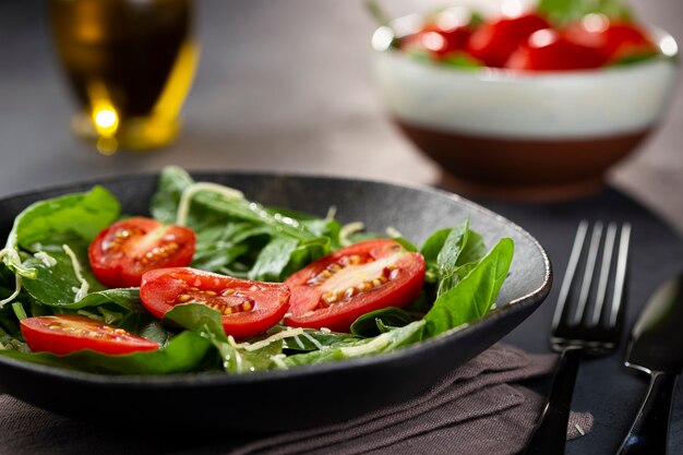 Ensalada fresca con tomates rúcula y queso rallado