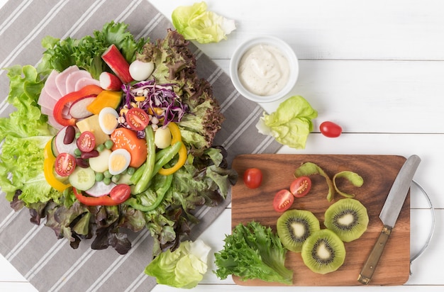 ensalada fresca de la vegetación de la mezcla en el fondo de madera blanco