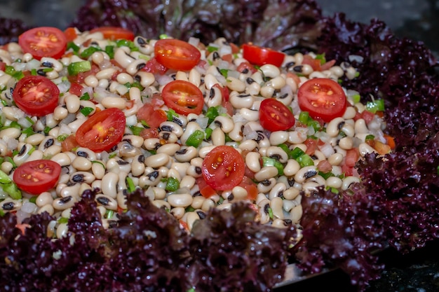 Ensalada de frijoles Blackeyed con tomates cherry de cerca