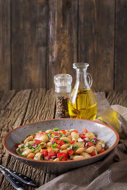 ensalada de frijoles blancos en mesa rústica