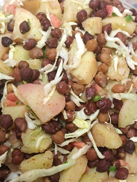 Foto una ensalada con frijoles frijoles y otras verduras