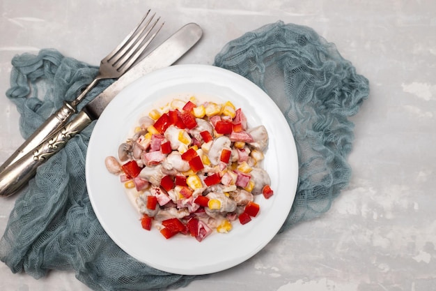 Ensalada de frijoles maíz y pimiento rojo con salsa