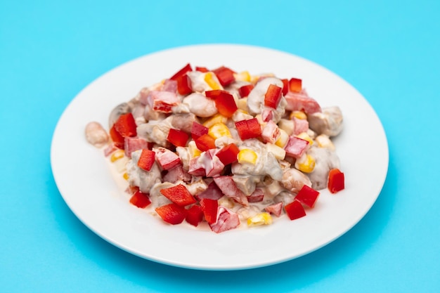 Ensalada de frijoles maíz y pimiento rojo con salsa