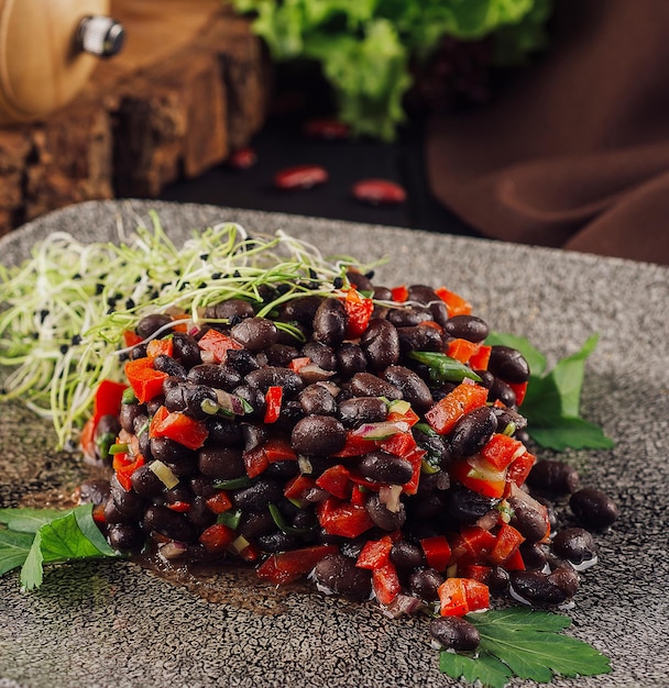 Ensalada de frijoles rojos con pimiento rojo