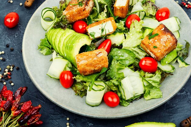 Ensalada de fritura de tofu de soja y verduras frescas