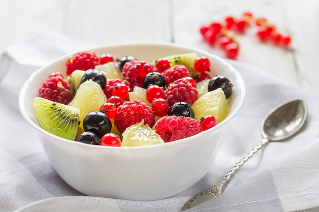 Ensalada de fruta fresca. Foto de luz. Macro.