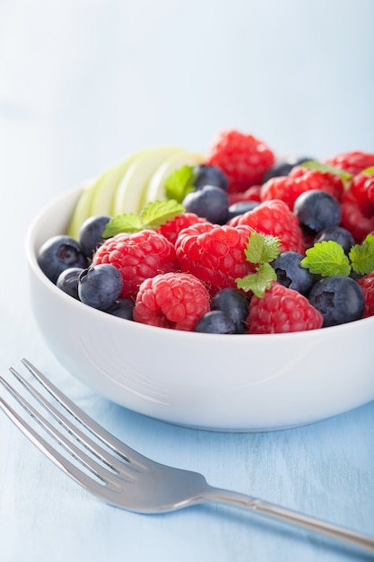 Ensalada de fruta fresca con frambuesa y arándano