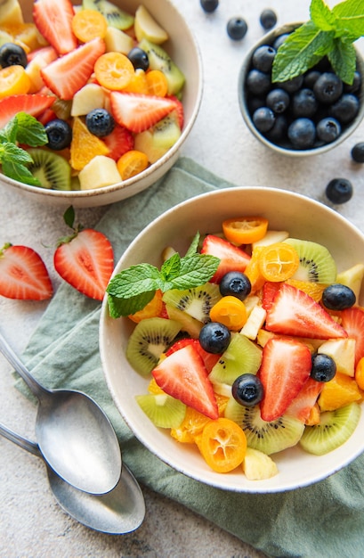 Ensalada de fruta fresca saludable en un bol