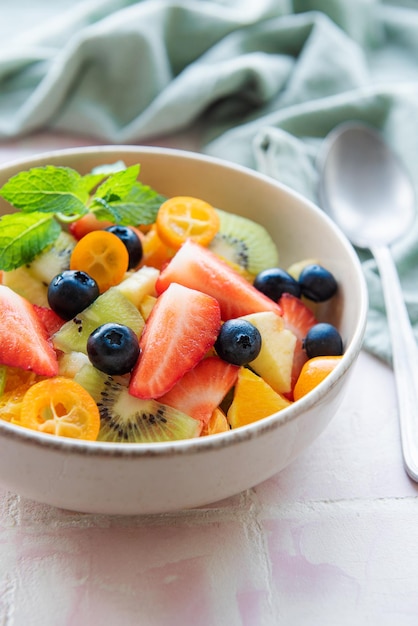 Ensalada de fruta fresca saludable en un bol