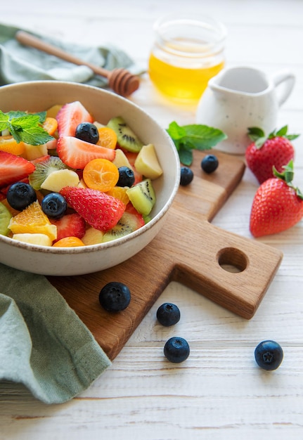 Ensalada de fruta fresca saludable en un bol