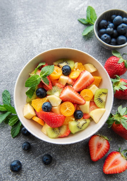 Ensalada de fruta fresca saludable en un bol