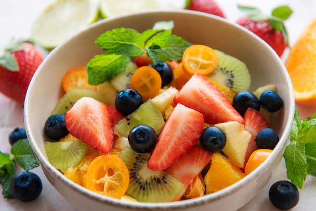 Ensalada de fruta fresca saludable en un bol