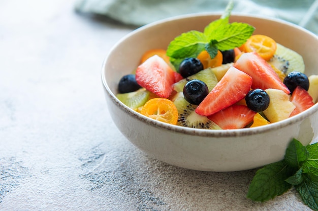 Ensalada de fruta fresca saludable en un bol