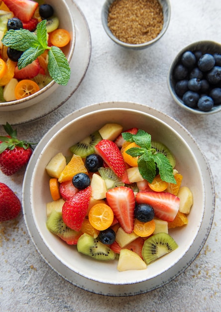 Ensalada de fruta fresca saludable en un bol