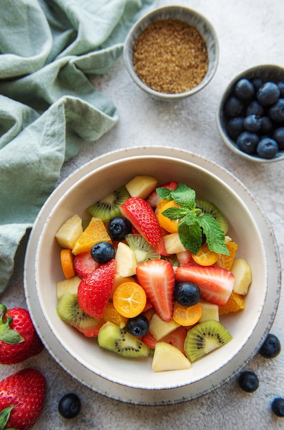 Ensalada de fruta fresca saludable en un bol