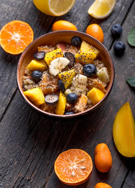 Ensalada de fruta orgánica de quinua fresca en un tazón