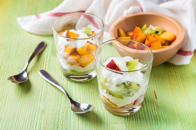 Ensalada de fruta saludable con yogur