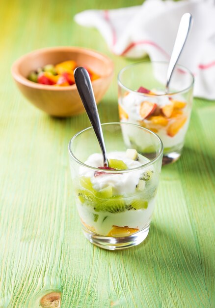 Ensalada de fruta saludable con yogur