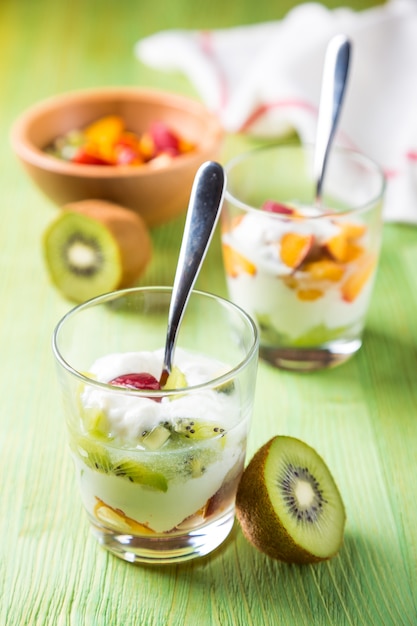 Ensalada de fruta saludable con yogur