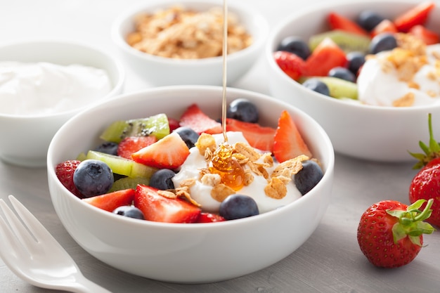 Ensalada frutal de bayas con yogurt y granola