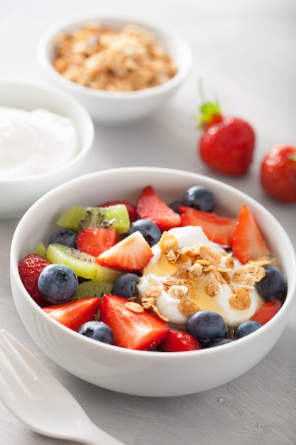 Ensalada frutal de bayas con yogurt y granola