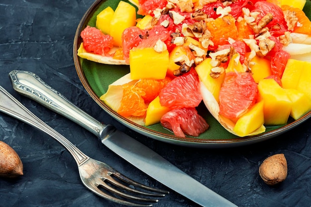 Ensalada de frutas de achicoria cítrica y nueces